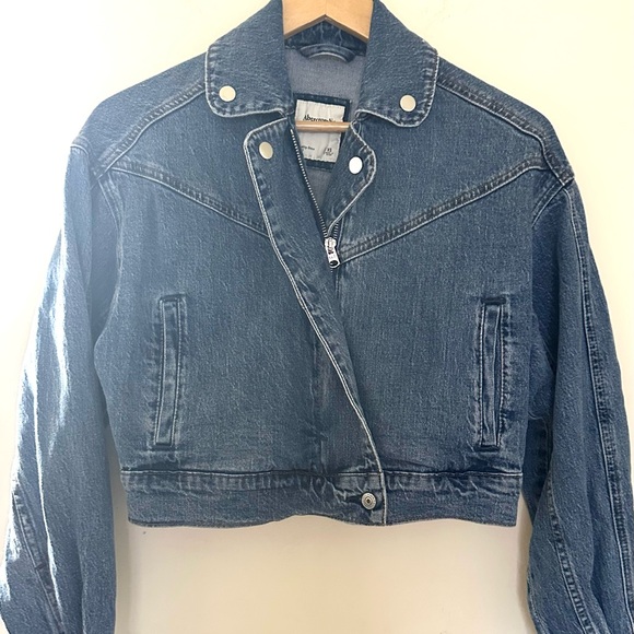 Abercrombie & Fitch Jackets & Blazers - Abercrombie & Fitch Blue Cropped Jean Jacket Women’s Medium Wash Sz XS